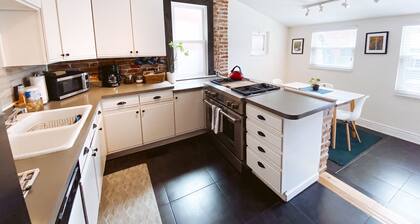 "Blue Ox" Charming 2 Bedroom Triplex - S Broadway