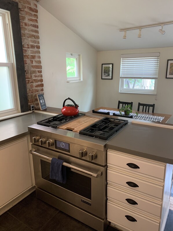 電子レンジ、オーブン、コンロ、食器洗い機