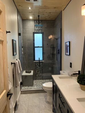 シャワー、ヘアドライヤー、タオル、石鹸