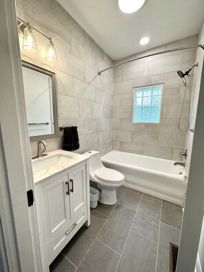 Secadora de cabello, toallas, jabón, shampoo 