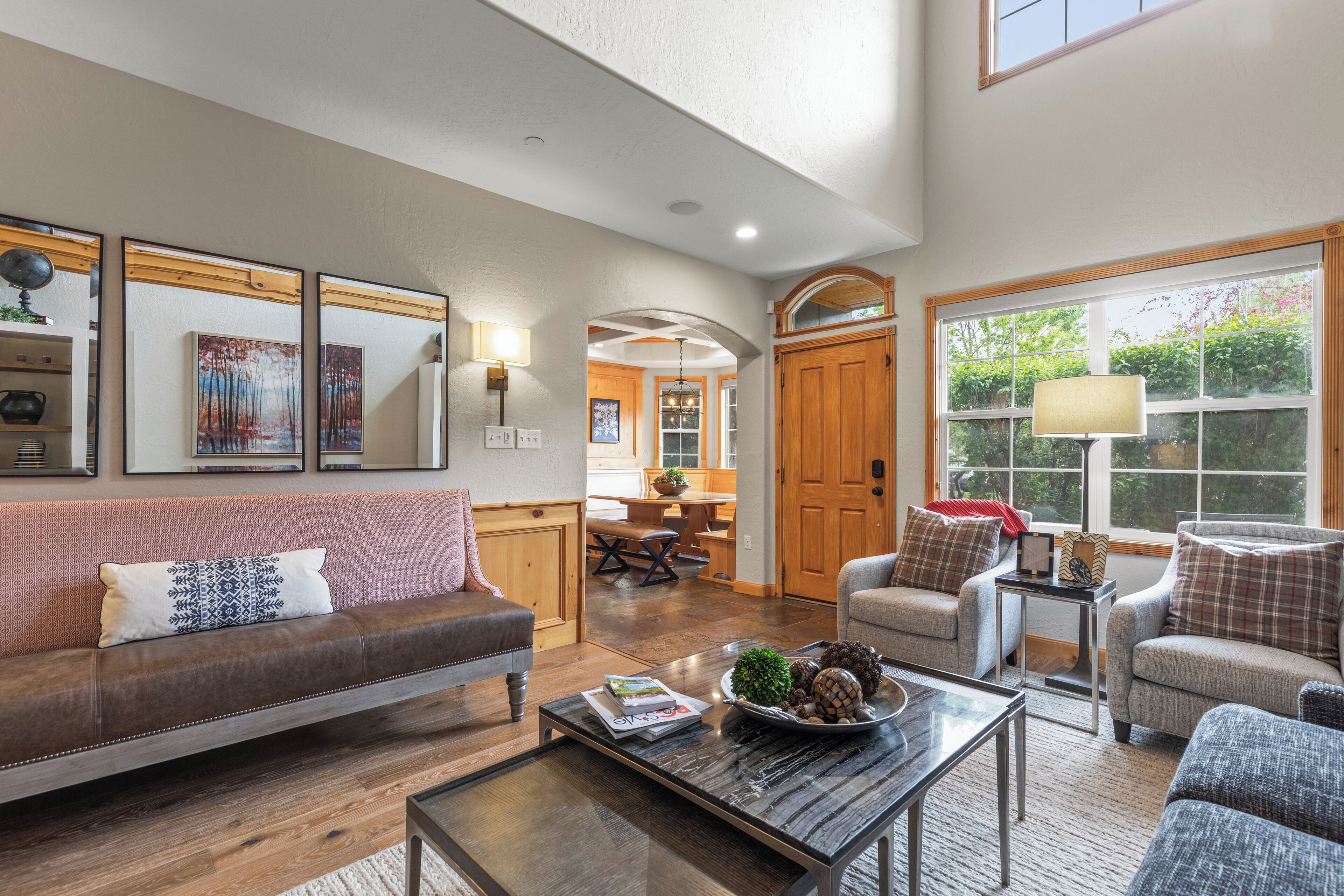 Een smart-tv, een open haard en een kantoor