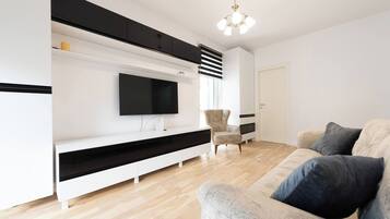 Apartament prèmium | Sala d'estar | Televisor intel·ligent de 60 cm amb canals per cable i Netflix