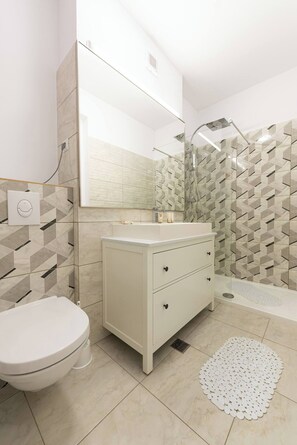 Premium Apartment | Bathroom | Shower, rainfall showerhead, free toiletries, hair dryer