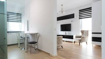 Apartament prèmium | Sala d'estar | Televisor intel·ligent de 60 cm amb canals per cable i Netflix