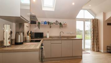 Kühlschrank, Geschirrspüler, Wasserkocher, Kochgeschirr/Geschirr/Besteck