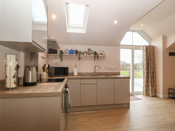 Refrigerador, lavavajillas, tetera/pava eléctrica, utensilios de cocina