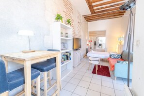 デスク、アイロン / アイロン台、インターネット、ベッドシーツ