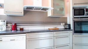 Réfrigérateur, four à micro-ondes, un four, cafetière-théière