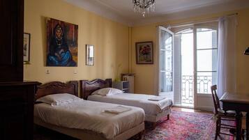 2 slaapkamers, een bureau, een strijkplank/strijkijzer, gratis wifi