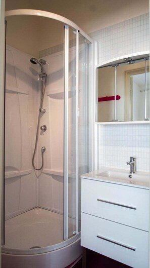 Dusch, hårtork och handdukar