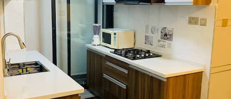 Apartemen | Dapur pribadi | Lemari es, microwave, kompor, dan ketel listrik