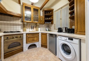Mikrowelle, Geschirrspüler, Wasserkocher mit Kaffee-/Teezubehör, Toaster