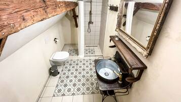 Deluxe Room | Bathroom | Shower, rainfall showerhead, hair dryer, towels