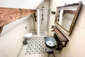 Phòng Deluxe | Phòng tắm | Buồng tắm vòi sen, vòi sen phun mưa, máy sấy tóc, khăn tắm 