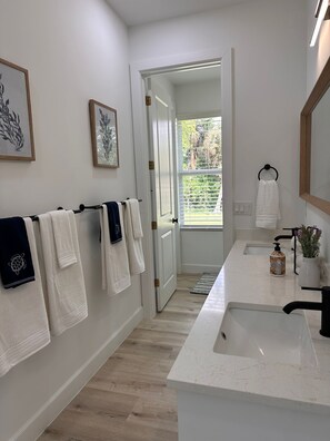 シャワー、ヘアドライヤー、タオル、石鹸