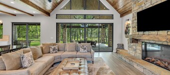 New Monkey Island Modern Lodge Retreat w/Hot Tub!