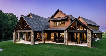 August Specials!! New Monkey Island Modern Lodge Retreat w/Hot Tub!