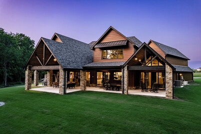 New Monkey Island Modern Lodge Retreat w/Hot Tub!