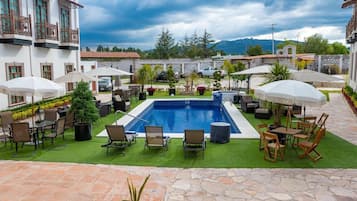 Una piscina al aire libre