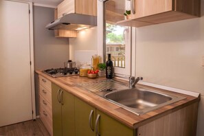 Kühlschrank, Mikrowelle, Herdplatte, Hochstuhl