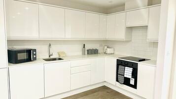 Apartemen | Dapur pribadi | Lemari es, microwave, oven, dan kompor