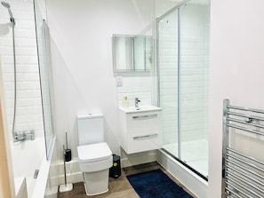Apartment | Badezimmer | Dusche, Handtücher