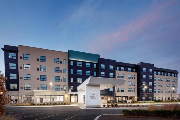 A multi-story hotel with a modern design, featuring a prominent entrance with a canopy and a sign that reads "Hyatt House". - Hyatt House Royal Oak/Birmingham (Royal Oak)