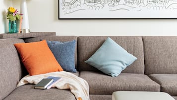 Escrivaninha, cortinas blackout, ferros/tábuas de passar roupa