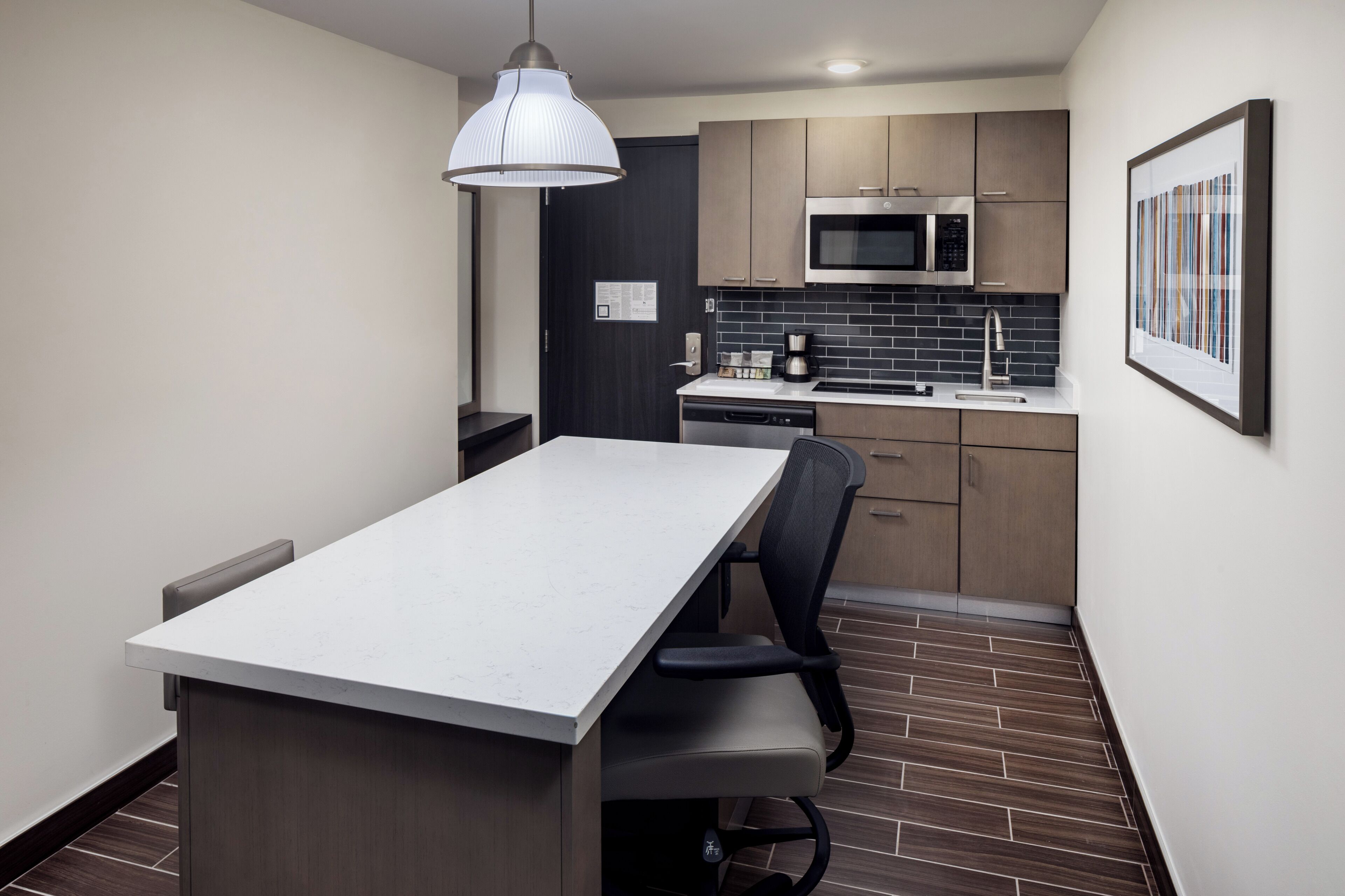 Four à micro-ondes, cafetière-théière