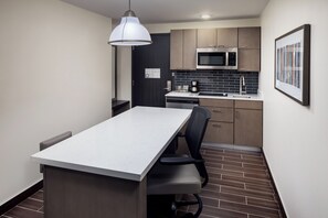 Microwave, coffee/tea maker - Hyatt House Royal Oak/Birmingham (Royal Oak)