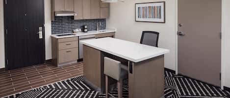 Een kluis op de kamer, een bureau, een laptopwerkplek