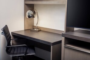 Caja de seguridad en la habitación y escritorio