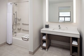 Secador de pelo, toallas, jabón, shampoo