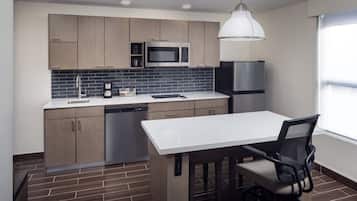 Suite, 1 chambre, baignoire adaptée aux personnes à mobilité réduite, cuisine | Cuisine privée | Four à micro-ondes, cafetière-théière