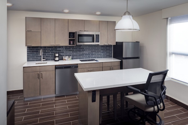 Suite, 1 Bedroom, tab mandi mudah diakses, Kitchen | Dapur peribadi | Ketuhar gelombang mikro, pembancuh kopi/teh