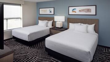 خزنة داخل الغرفة ومكتب ومساحة عمل للكمبيوتر المحمول وستائر تعتيم