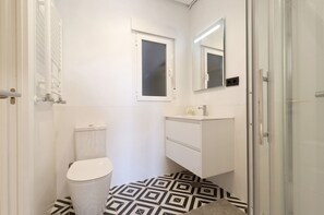 Douche, sèche-cheveux, serviettes fournies