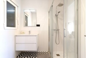 Douche, sèche-cheveux, serviettes fournies