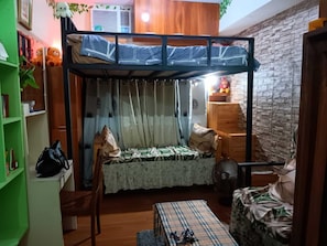 Tabla de planchar con plancha, wifi y ropa de cama 