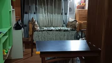 Iron/ironing board, WiFi, bed sheets