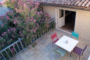 Outdoor dining - Unique Home in Plaka (Athens)