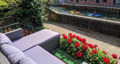 Canal View House | 2BR with Garden & Parking