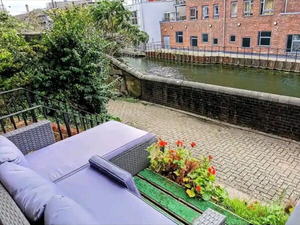 Terrace/patio - Canal View House | 2BR with Garden & Parking (London)