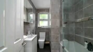 Asciugacapelli, asciugamani, sapone, shampoo