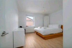 2 bedrooms, desk, iron/ironing board, free WiFi - Canal View House | 2BR with Garden & Parking (London)
