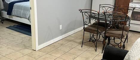 1 室のベッドルーム、アイロン / アイロン台、ベッドシーツ