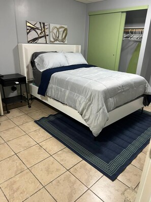 1 habitación, tabla de planchar con plancha y ropa de cama