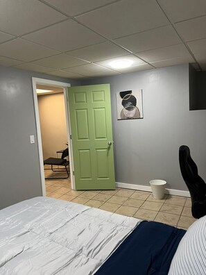 1 habitación, tabla de planchar con plancha y ropa de cama