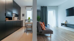 Ein modernes Apartment mit Küche, Essbereich und Wohnzimmer.