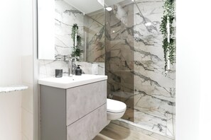 Ducha, cabezal de ducha tipo lluvia, secador de pelo, toallas